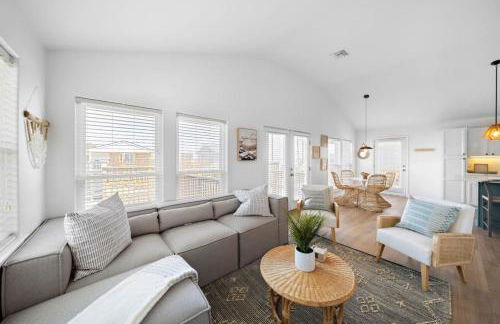 Stylish Home with game room, deck, and canal access - Foto 2