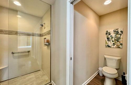 Cozy Oasis in Prime Location with Sunset Lake View, Golf Cart and Bathtub - Foto 48