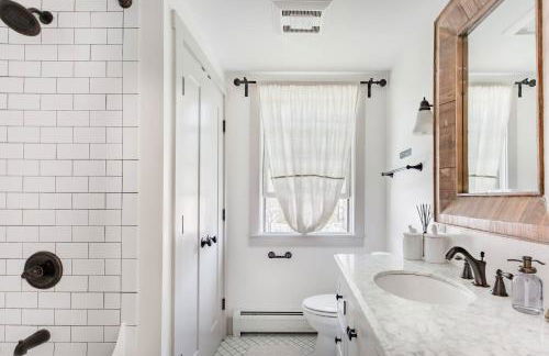 Go Skiing or Hiking from an Enchanting, Light-Filled Home - Foto 7