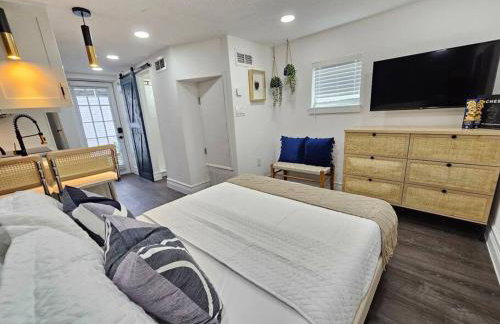 The Hideaway DT Orlando Tiny Home w Free Parking - Foto 28