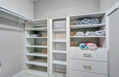 Three Bedroom Pool Home with Modern Interior Design - Foto 41