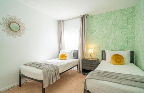 Stylish Villa Retreat with Pool - Photo 27