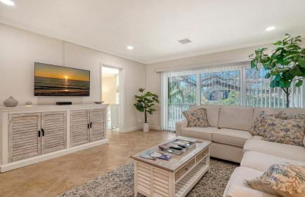 Walkable to Beach, Restaurants, Entertainment! - Photo 7