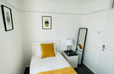 Wolverhampton 3-Bed Home Garden 4 Beds Parking for 2 Vans Ideal for Contractors, NHS & Long Stays Near M6, Walsall & City Centre - Foto 14