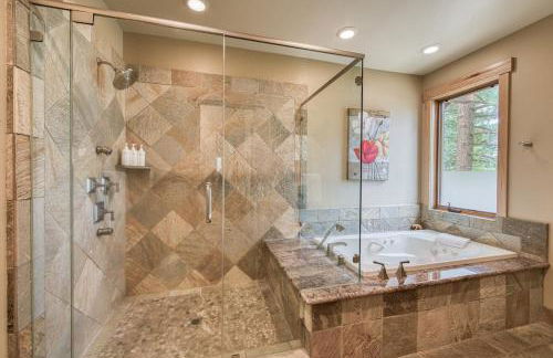 Truckee Timbers at Gray's Crossing by Tahoe Getaways - 4BR w Hot Tub, Ping Pong & EV - Foto 25