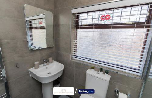 Award-Winning Four Bedrooms House, Parking, WiFi By Derby Short Term Rental Short Lets & Serviced Accommodation Derby - Foto 23