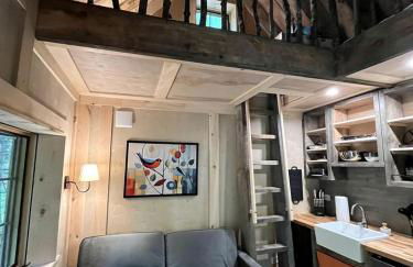 Eco-Friendly, Abstract Treehouse Surrounded by Wildlife and Hiking Trails For a Special Getaway in Sparrow Bush, New York - Foto 8