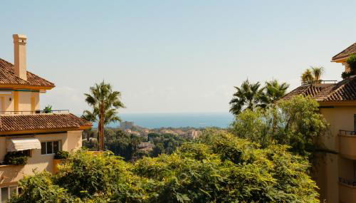 Luxurious frontline golf apartment in Elviria - Photo 5