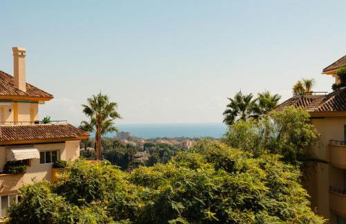 Luxurious frontline golf apartment in Elviria - Photo 5