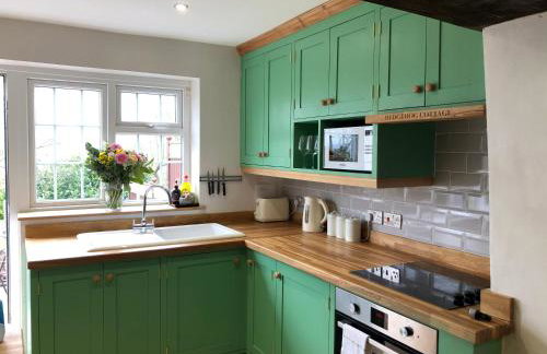 Hedgehog Cottage with garden in Bronte village! - Foto 6