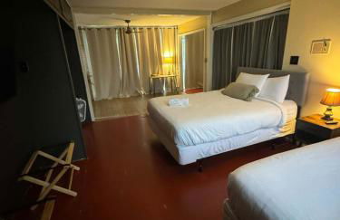 Midcentury Modern - Pool & Hot tub - Retro Retreat - Foto 57