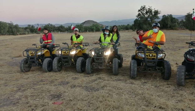Posando con el yacimiento de Teotihuacán de fondo