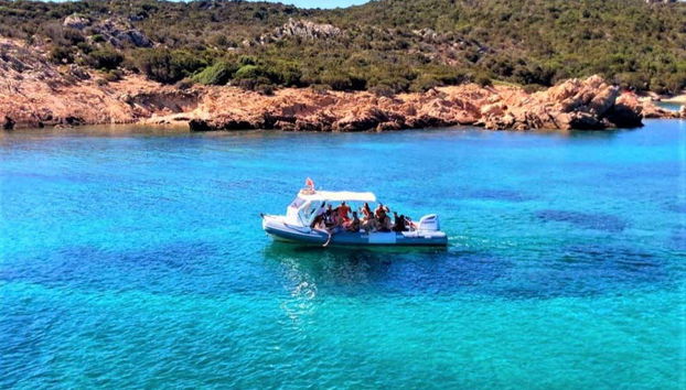 Lancha navegando pela ilha de Figarolo
