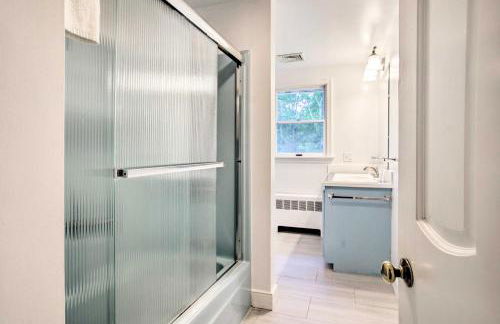 Deck and Grill, Walk to Beaches! Falmouth Retreat - Foto 63