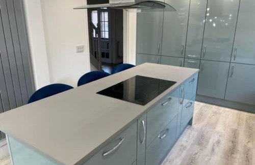 Large 5 Bedroom Family home with parking and WI-FI - Foto 3