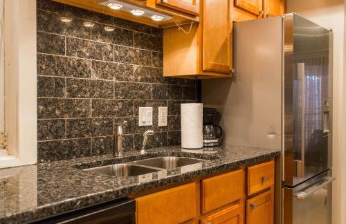 Designer Themed 4 Bedroom in Best Location with Patio and Fireplace - Foto 9