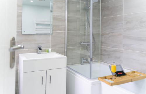 Open Mind Property - 6 Luxury Bedrooms with Free Parking - Photo 12