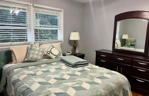 Beautiful 3 - 4 Bedroom Home Fully Furnished Including Utilities Close to I95 & Train - Foto 15