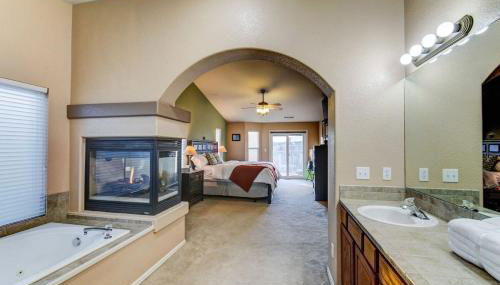 *H* 5BR Home Getaway w/HOT TUB ** - Foto 4