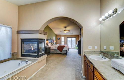 *H* 5BR Home Getaway w/HOT TUB ** - Foto 4