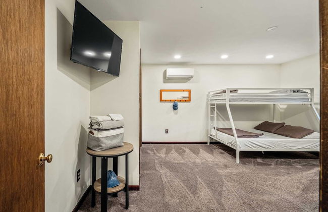 Sky View Chalet by Avantstay Stunning Interior, Spacious Deck, Hot Tub, & View - Photo 50