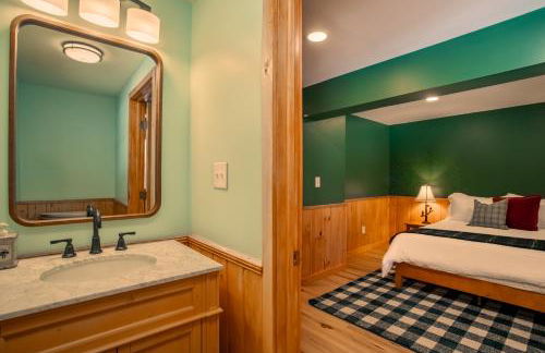 Poconos True Log Cabin with Sauna, Movie Theather, Hot Tub & Fire Pit! - Foto 36