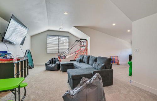 Flagstaff Group Getaway with Game Room and Deck - Photo 27