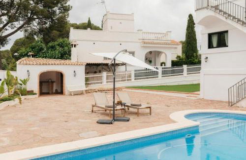 Spacious villa with private pool & garden for 4 - Photo 55