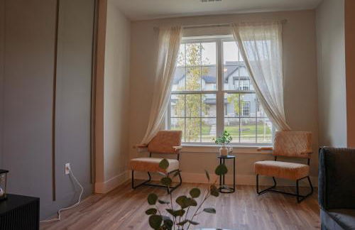 Loop, New Luxurious Large 3BR House, Sleeps 11 with Free Parking - Photo 21