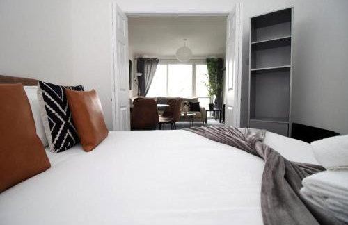 Peaceful 3 Bed Flat with Parking and Balcony by CTO Serviced Apartments - Foto 16