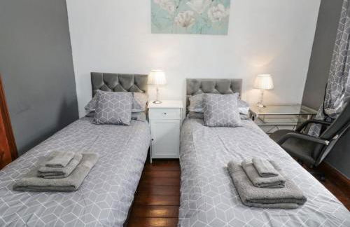 Lovely Comfortable 3 Bed Home, Worcester - Photo 12