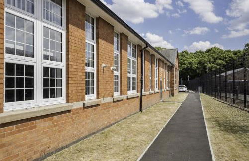 2Bed Flat-Secured Free Parking-by Holiday Homes - Photo 22