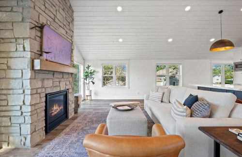 Designer Home w/ Lake Views+Walk to Downtown&Beach - Foto 23