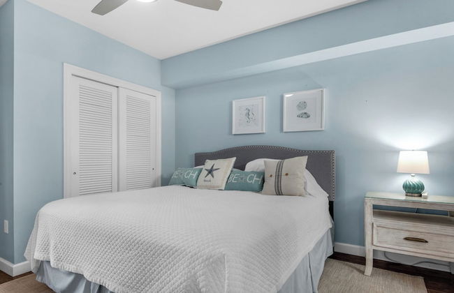 Spacious 2BR Condo w/ Partial Gulf Views, Pool, Across the Street From Beach! - Foto 8