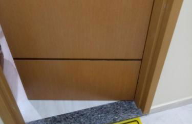 Prédio com piscina na cobertura frente ao mar,apartamento para até 6 pessoas e 3 crianças até 8 anos, churrasqueira na sacada, Wi-Fi grátis, rede de proteção, NÃO oferecemos roupas de cama e banho, 1 vaga de garagem, na Praia Grande-Vila Mirim - Foto 54