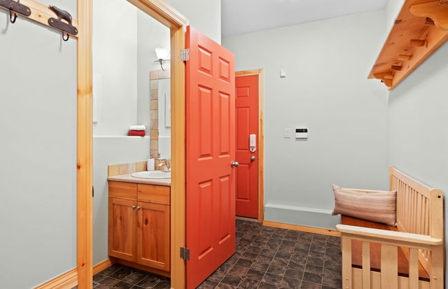 MODERN 4,500 sqft Ski Chalet: 5 Br + 6 Ba | Pool Table | Pool + PRIVATE Hot Tub - Photo 49