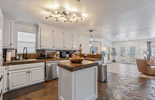 Spacious Lakefront View With Hot Tub and Pool NH - Foto 50