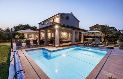 Villa Emely for 8 people near Porec with heated pool & jacuzzi - Foto 1