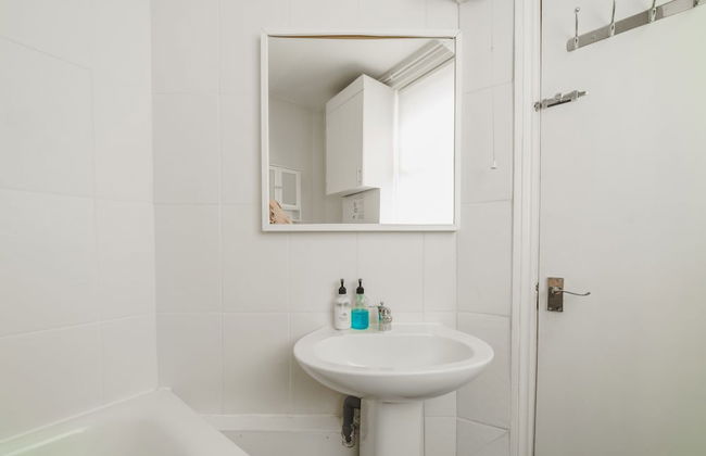 Large Studio Soho & Charing Cross Road - Photo 13