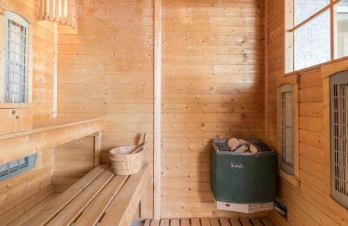 Superb villa Maxima with private pool, sauna, jacuzzi, playground for up to 18 persons, extra pool heating available - Foto 40