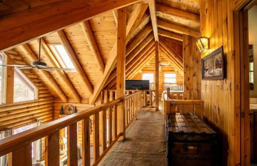 Poconos True Log Cabin with Sauna, Movie Theather, Hot Tub & Fire Pit! - Foto 30