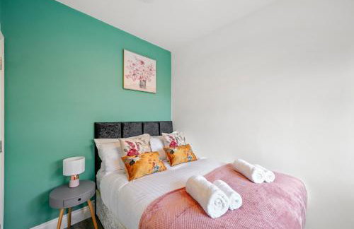 Elegant 3-bed apartment with FREE onsite PARKING in Enfield - Out door Patio - Big savings on Longer Stays - Photo 5