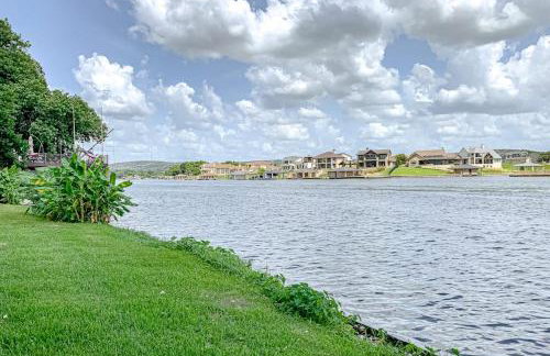 Classic Lakefront Cottage with Private Dock, Lovely Lake View, Backyard & WiFi - Foto 19