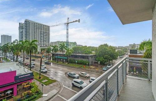 Bright and Airy 2 Bed on Biscayne Blvd with Free Park - Foto 29