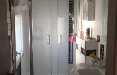 A pied, 300m de la plage et 500m du village - Photo 22