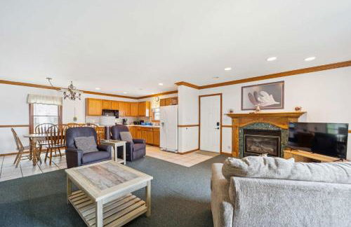 Spacious 4BR Lakefront Cottage - Perfect for Groups - Foto 8