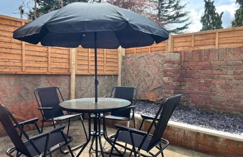 4 bedroom, sleeps 8, 30 seconds from beach, games table - Foto 7