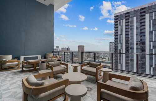 Downtown Condo with Den and Pool Access - Foto 47