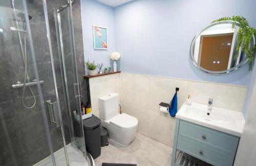 Stylish Apartment in Edinburgh 5 beds 3 Bedrooms - Photo 9