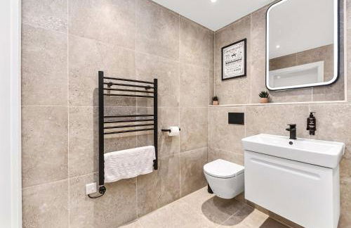 JD Apartments - Urban Retreat with Patio - Foto 4